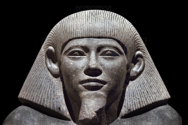 Cette statue de granit de Khema est dédiée par son fils Saremput II. Règne d'Amenemhat II et Sésostris II, Moyen Empire