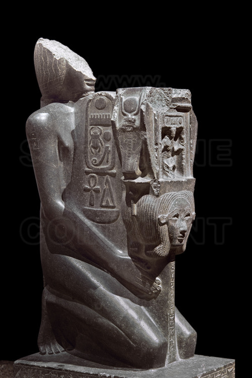 Nehi, le vice-roi koushite durant le règne de Thoutmosis III, est à genoux et tient devant lui un sceptre de la déesse Hathor. A Bouhen, il a fait ériger une stèle faisant état de sa victoire en tant que roi. De nombreuses inscriptions de Nehi ont été trouvées dans différents sites de Nubie. Granit, 18ème dynastie. Découvert sur l'île Éléphantine (Assouan).