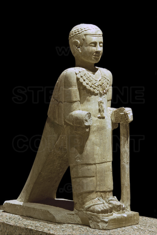 Cette statue-Ba ou statue-âme de Maloton, vice-roi d'Akin, le représente avec des ailes pliées et un collier avec pendentif représentant le dieu'Amon. Le disque solaire, généralement fixé sur le dessus de la tête de ce type de statue, est manquant. Grès. IIème-IIIème siècle après JC. Karanog (capitale de la Basse-Nubie pendant la période de la Nubie méroïtique).