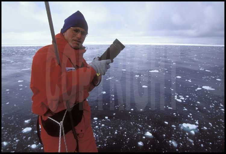 Au cours de la remontée vers le nord, Stéphane Compoint, photographe de l'expédition, dans le nid-de-pie du voilier Antarctica.