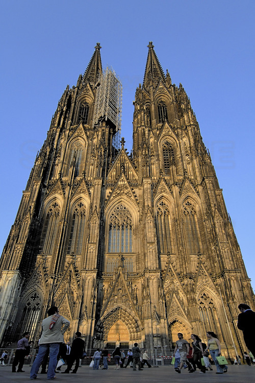 Cologne : Parvis ouest de la cathédrale. Avec près de 6 millions de visiteurs par an, la cathédrale de Cologne est le monument  le plus visité d’Allemagne et l’une des images les plus populaires du pays. Classé au patrimoine mondial de l’Unesco à l’occasion de son 750ème anniversaire, l’édifice culmine à 157 mètres. Cette véritable prouesse architecturale a débuté en 1248 et s’est achevée en… 1880 !