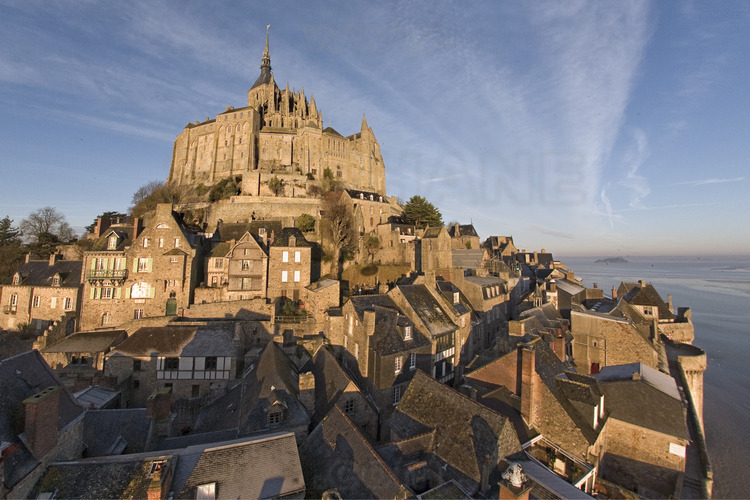 Le village et l'abbaye du Mont St Michel vu du Sud. Vue aérienne réalisée depuis un ballon captif.