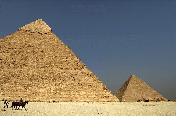 Au premier plan, le pyramide de Khephren, reconnaissable à son sommet qui a conservé ses blocs d’origine. En arrière plan, la pyramide de Kheops. Les deux sont de la IVème dynastie.