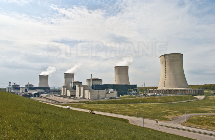 Centrale nucléaire de Cattenom (archives, 2003) : Une des tours aéro-réfrigérante a cessé d’émettre son panache blanc caractéristique : la « visite décennale », qui durera 97 jours, a commencé.