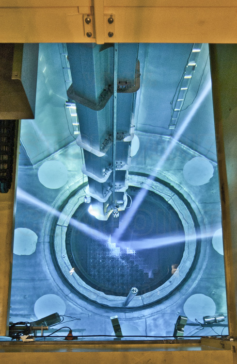 Centrale nucléaire de Cattenom (archives, 2003) : A l'intérieur du bâtiment du réacteur n° 4 (étage supérieur), contrôle à distance du bon déroulement de l’immersion des barres de combustible dans la cuve du réacteur nucléaire. Ensuite, le nouveau couvercle pourra être déposé et fixé sur l’ouverture béante du cœur. Pour éviter tout risque de radiations, la piscine du réacteur est remplie d’eau borée, piège à neutrons.
