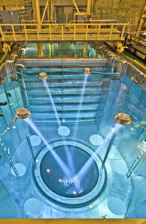 Centrale nucléaire de Cattenom (archives, 2003) : A l'intérieur du bâtiment du réacteur n° 4 (étage supérieur), contrôle à distance du bon déroulement de l’immersion des barres de combustible dans la cuve du réacteur nucléaire. Ensuite, le nouveau couvercle pourra être déposé et fixé sur l’ouverture béante du cœur. Pour éviter tout risque de radiations, la piscine du réacteur est remplie d’eau borée, piège à neutrons.