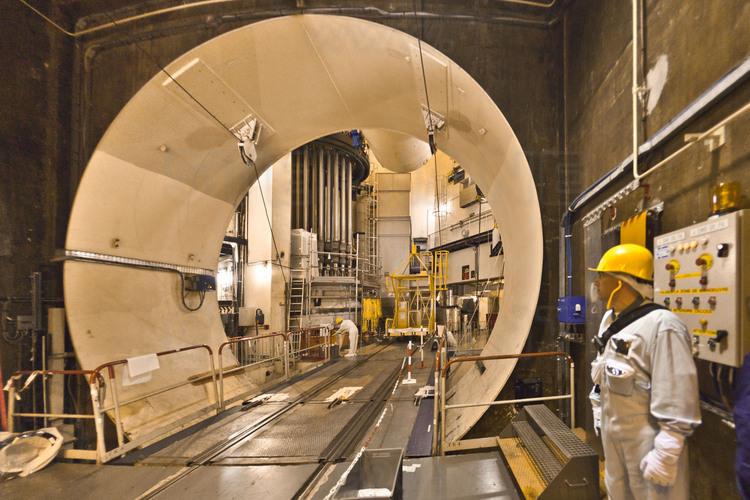 Centrale nucléaire du Bugey : A l'intérieur du bâtiment du réacteur n° 4, vue sur le «sas matériel», par lequel transite l'équipement durant la révision décennale. D’un diamètre de 7 mètres, ce sas est scellé par 164 énormes boulons.