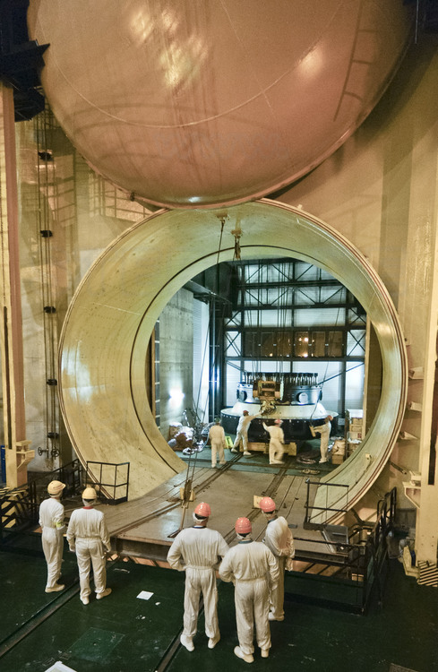 Centrale nucléaire de Cattenom (archives, 2003) : Le couvercle de la cuve du réacteur était micro-fissuré et devait être changé : une opération délicate que nous avons suivi en exclusivité. 
Première étape : le  nouveau couvercle entre dans le «bâtiment réacteur» (ou BR, dans le jargon EDF) par le «sas matériel». D’un diamètre de 8 mètres, ce sas est scellé par 164 énormes boulons. L’ouvrir nécessite trois heures de travail !
