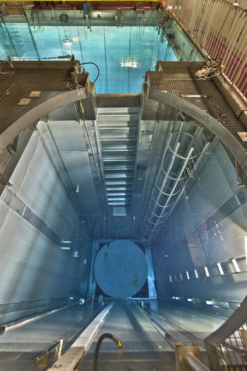 Centrale nucléaire du Bugey : Dans le bâtiment combustible 4, compartiment piscine de chargement des châteaux combustibles en vue de l'évacuation du combustible usé.