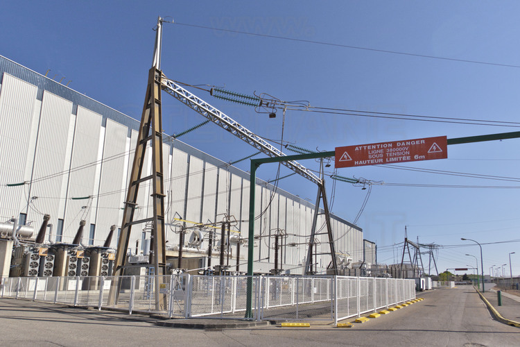 Centrale nucléaire du Bugey : Les pylônes et câbles électriques délivrent 24000 volts à la sortie des alternateurs et 400000 volts après les transformateurs élévateurs en direction des lignes à haute tension du réseau national.