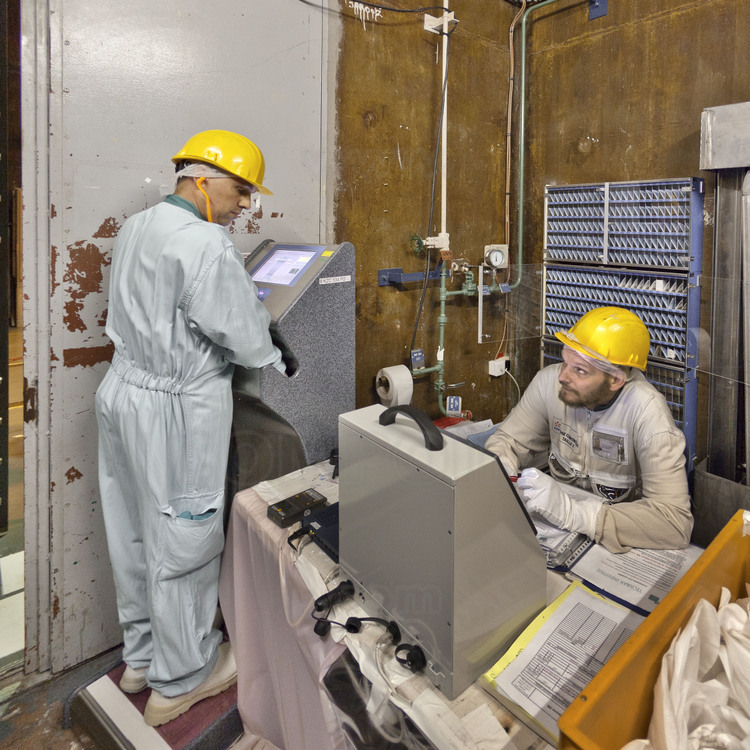 Centrale nucléaire du Bugey : A la sortie du bâtiment réacteur n° 4, un des nombreux contrôles permettant de vérifier l'éventuelle irradiation de l'organisme, des vêtements ou du matériel.