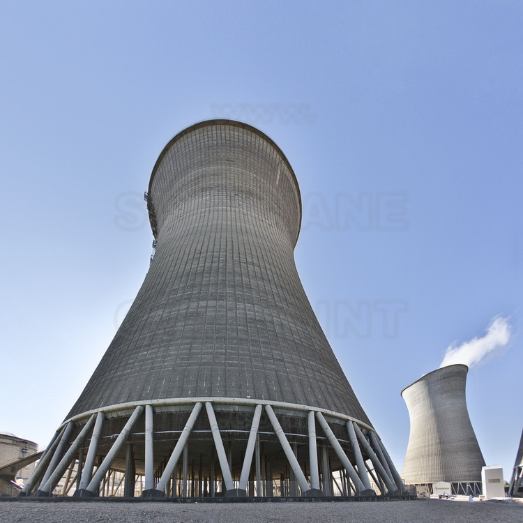Centrale nucléaire du Bugey : deux tours aéroréfrigérantes correspondant au réacteur n° 4 (au premier plan) et 5 (en arrière plan). Chacune mesure 128 mètres de hauteur, 104 mètres de diamètre et est posée au sol sur 80 piliers de béton de 19 mètres.