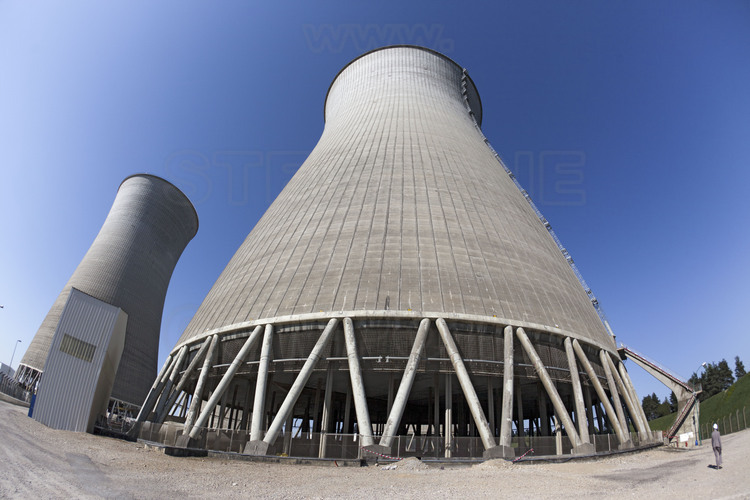 Centrale nucléaire du Bugey : les deux tours aéroréfrigérantes correspondant au réacteur n° 4. Chacune mesure 128 mètres de hauteur, 104 mètres de diamètre et est posée au sol sur 80 piliers de béton de 19 mètres.