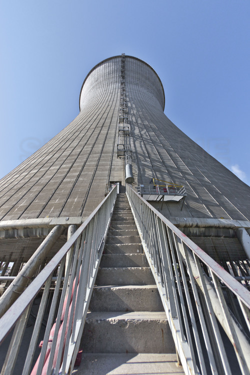 Centrale nucléaire du Bugey : Escalier d'accès à la partie supérieure de l'une des tours aéroréfrigérantes correspondant au réacteur n° 4, posée au sol sur 80 piliers de béton de 19 mètres de hauteur.