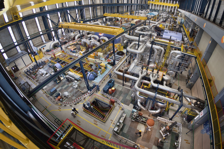 Centrale nucléaire du Bugey : Salle des machines (étage supérieur) des 