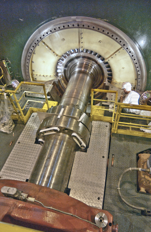 Centrale nucléaire de Cattenom (archives, 2003) : Salle des machines (étage supérieur) des 