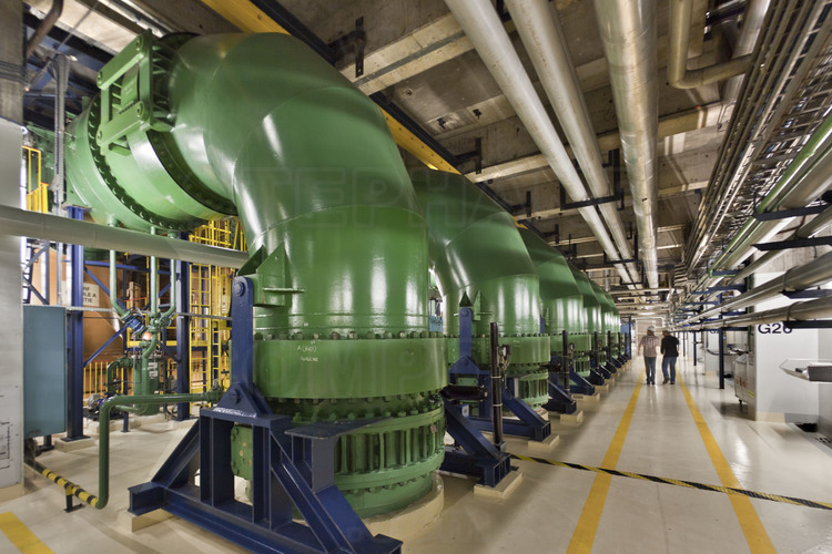 Centrale nucléaire du Bugey : Salle des machines (étage inférieur) des 