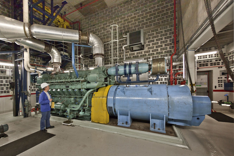 Centrale nucléaire du Bugey : A côté de la salle des machines des tranches 4 et 5 (hors zone nucléaire), le moteur diesel, sorte de 