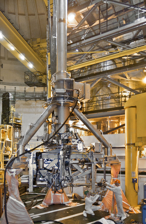 Centrale nucléaire de Cattenom (archives, 2003) : La cuve du réacteur contient les assemblages combustibles qui constituent le cœur du réacteur. C'est à l'intérieur de celle-ci que s'opère la fission nucléaire. L'inspection vérifie l'intégrité de l'ensemble des soudures et du revêtement de la cuve. Elle se fait grâce à un ensemble robotisé : la Machine d'Inspection en Service (MIS), sorte d’araignée métallique spectaculaire bardée de capteurs. Ici, avant sa mise en service au fond de la cuve du réacteur n° 4.