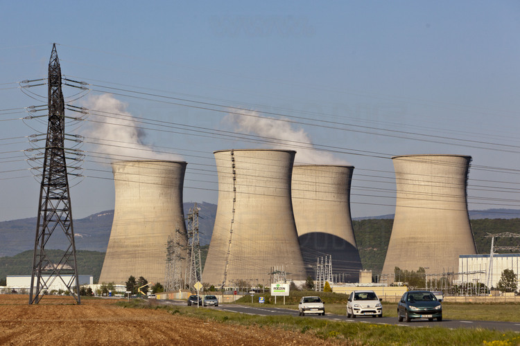 Centrale nucléaire du Bugey : Les quatre tours aéroréfrigérantes (hauteur 128 m., largeur 104 m.) vues depuis le sud ouest. Celles qui n'émettent pas de panache de vapeur correspondent au réacteur n° 4, à l'arrêt pour sa révision décennale.