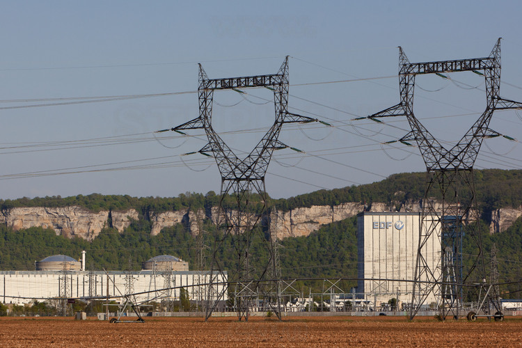 Centrale nucléaire du Bugey : De gauche à droite, les réacteurs n° 3, 2 et 1 vus depuis le sud ouest. Le réacteur n° 1, d'une conception différente et plus ancienne, est à l'arrêt définitif depuis 1994.