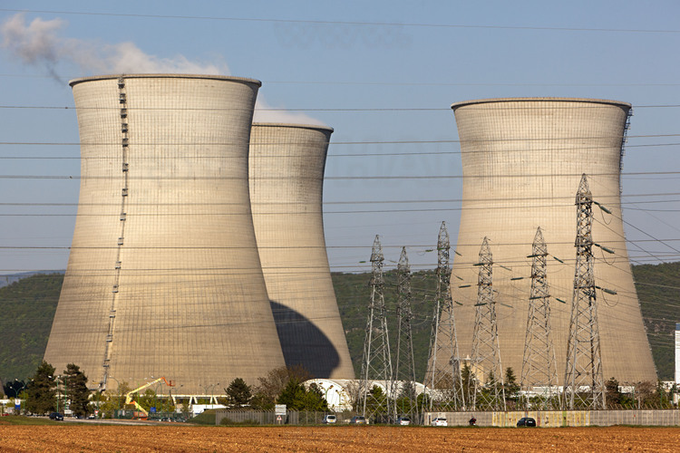 Centrale nucléaire du Bugey : Les tours aéroréfrigérantes (hauteur 128 m., largeur 104 m.) vues depuis le sud ouest. Celle qui n'émet pas de panache de vapeur correspondent au réacteur n° 4, à l'arrêt pour sa révision décennale.