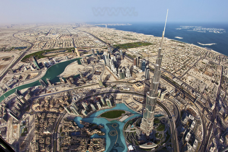 Vue aerienne au dessus de Burj Khalifa, plus haute tour du monde avec 828 metres, et du nouveau quartier 