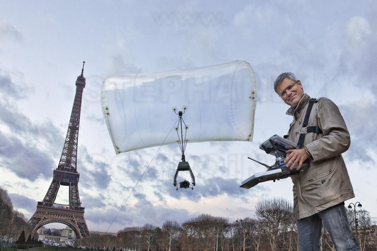 Paris, Août 2008. Le ballon a hélium commande à distance de Stéphane Compoint.