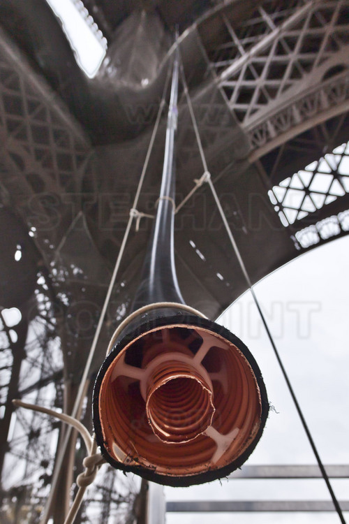 Sur le parvis de le tour Eiffel, le feeder (liaison coaxiale entre la sortie de l’émetteur et des antennes d’émission) découpé et guidé via deux câbles d’acier tendus entre le sol et le 2ème étage.