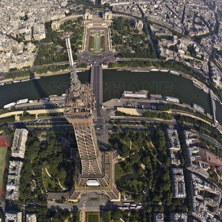 Photographiée avec le ballon-photo de Stéphane Compoint, la Tour Eiffel aux premières heures de la journée. Au premier plan, le système antennaire (antenne blanche à 48 panneaux) reconfiguré pour le passage au tout numérique.