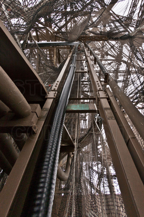 Hissage du feeder (liaison coaxiale entre la sortie de l’émetteur et des antennes d’émission) entre le 2ème et le 3ème étage de la tour Eiffel.