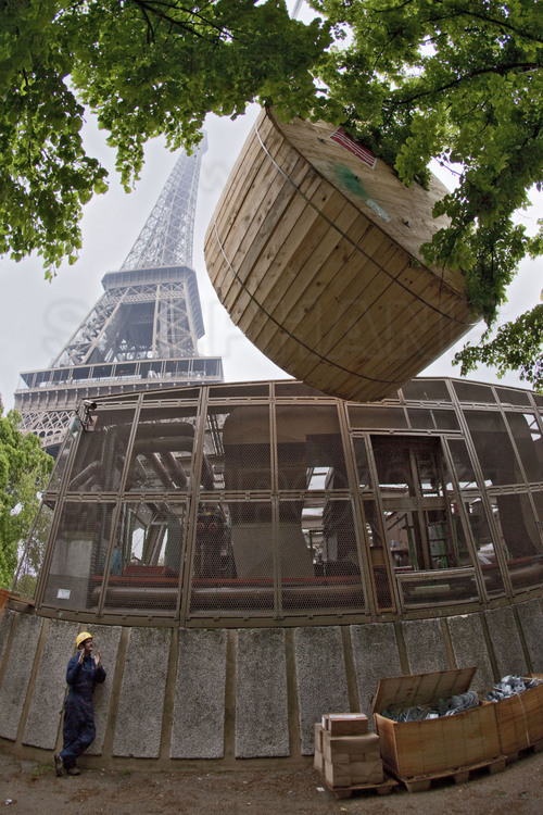 Au pied de la tour Eiffel, livraison des tourets de 8 tonnes contenant 190 mètres de feeder (liaison coaxiale entre la sortie de l’émetteur et des antennes d’émission) chacun. Raccordés à mi-hauteur, ces câbles numérique connecteront les locaux de TDF (au sous sol du monument) à l'antenne numérique (située à 320 mètres).