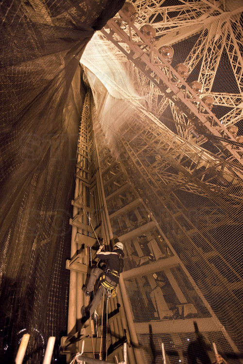 Les travaux délicats ou proches des ascenseurs sont effectués entre 1 h et 6 h du matin, lorsque ces derniers ne fonctionnent pas. Ici, entre le 1er et le 2ème étage de la tour Eiffel.