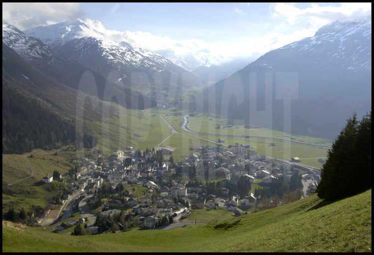 La petite ville d’Andermatt. En arrière plan, le col de Furka, qui donne accès au glacier du Rhône et au Haut Valais (Mont Cervin, Zermatt).