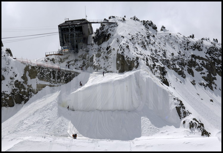 Les années précédentes ont vu le glacier du Gemsstock reculer de façon spectaculaire et les skieurs démarrer leur descente à pied dans une forte pente. Pour pérenniser la qualité de leur domaine skiable d'altitude, les  responsables de la station d’Andermatt ont dans un premier temps fait construire une rampe avec armature métallique, neige et glace, et dans un deuxième temps entrepris de couvrir la partie haute du glacier durant la saison d'été pour assurer une continuité de passage aux skieurs durant l'hiver.