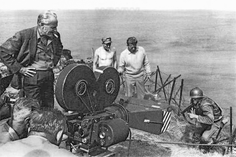 Normandie - Calvados (14) - Longues sur Mer : Site 5 : La batterie allemande de Longues sur Mer est l'une des plus emblematiques batteries de tir du Mur de l'Atlantique. Le site comprenait 4 canons de marine de 150 mm de longue portee, chacun protege par une casemate en beton arme, et differentes installations pour les servir et les defendre. Situee entre les plages d'Omaha Beach et de Gold Beach, la batterie fut soumise a d'intenses bombardements aeriens puis navals l'empechant d'entrer pleinement en action le jour J et fut prise des le lendemain par les troupes britanniques. Dans un bon etat de conservation et sur un site amenage, elle est un lieu de passage frequente lors des visites des sites du debarquement. C'est depuis la casemate avancee de Longues sur Mer (photo 39) que les allemand decouvrirent, au petit matin du 6 juin, l'arrivee sur la mer de l'impressionnante armada alliee. Cet episode est mis en scene dans le film americain 