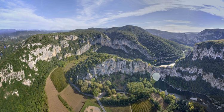 Auvergne Rhône Alpes - Ardèche (07) - Vallon Pont d'Arc - Visite exclusive de la grotte ornée du Pont d'Arc, dite Grotte Chauvet : Depuis l'Ouest, vue panoramiquede la Combe du Pont d'Arc où est située la grotte Chauvet.