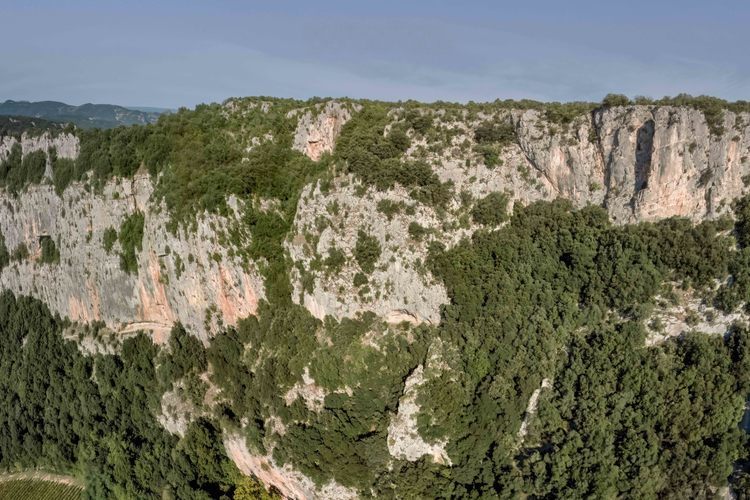 Auvergne Rhône Alpes - Ardèche (07) - Vallon Pont d'Arc - Visite exclusive de la grotte ornée du Pont d'Arc, dite Grotte Chauvet : Depuis le sud,  la falaise de la Combe du Pont d'Arc où est située la grotte Chauvet.