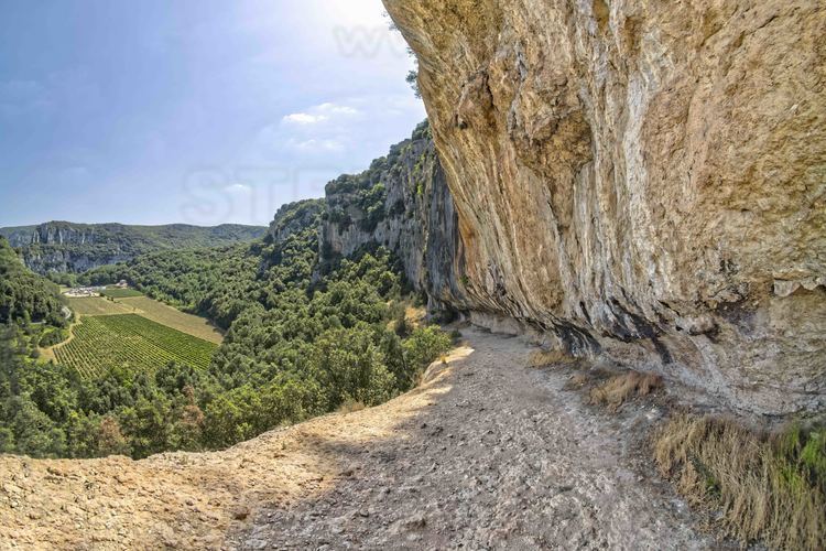 Auvergne Rhône Alpes - Ardèche (07) - Vallon Pont d'Arc - Visite exclusive de la grotte ornée du Pont d'Arc, dite Grotte Chauvet : D'une longueur d'environ 1 km, la partie inférieure du chemin d'accès à la grotte Chauvet est creusé dans la roche.