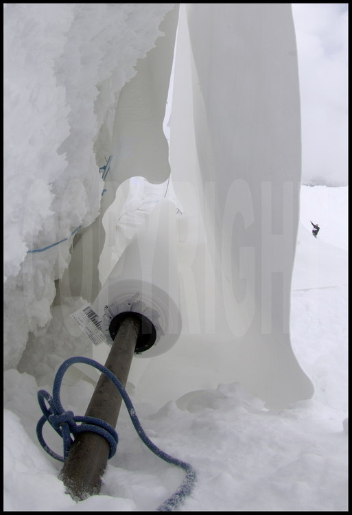 Au pied de la partie haute du glacier du Gemsstock, un rouleau de tissu «  Ice protector VBV 500 Optiforce » (500 g/m2, 20 € au m2), spécialement développé par la société Landolt pour cette opération.