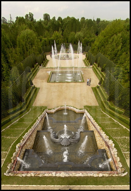 Le Bosquet des trois fontaines, crée par Le Nôtre, déroule sur une pente naturelle ses trois terrasses. De ses bassins, aux formes différentes jaillissent des sculptures d'eau.