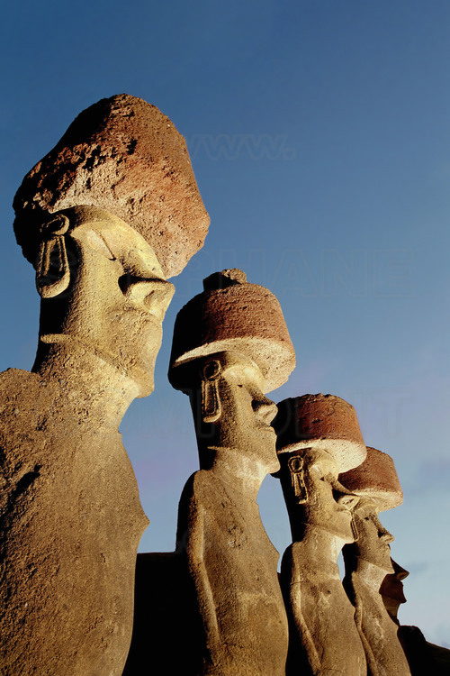 Chili - Ile de Paques - Mission scientifique dirigee par l'archeologue italien Giuseppe Orefici :Les Moais de l’Ahu Nau Nau, sur le site d’Anakena, sont situés sur le rivage nord le l’île, non loin de la baie du même nom. Ils se distingue par leur Pukao, en tuf volcanique rouge, qui représente des cheveux coiffés en chignon. // Chile - Easter Island - Scientific mission led by the Italian archaeologist Giuseppe Orefici: The Moais of Ahu Nau Nau, on the site of Anakena, are located on the north shore of the island, not far from the bay of same name. They are distinguished by their Pukao, in red volcanic tuff, which represents hair styled in a bun.