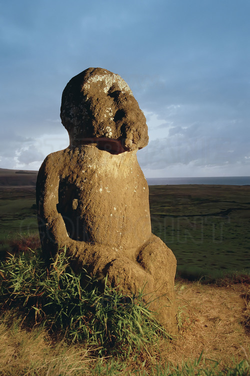 Chili - Ile de Paques - Mission scientifique dirigee par l'archeologue italien Giuseppe Orefici : Cette petite statue, le Moai Tukuturi, est le plus ancien de l’ile. Il date de l’epoque des premiers arrivants sur l’ile, au 5eme siecle après JC. Il fut decouvert il y a une dizaine d’annees par Thor Heyerdhal, organisateur et auteur de « L’expedition du Kon Tiki » en 1947. Cette aventure voulait demontrer l’origine sud americaine de la population Rapa Nui : aujourd’hui, l’ensemble de la communauté scientifique internationale s’accorde a reconnaître que M. Heyerdhal s’est trompe : la population de l’ile de Paques provient de Polynesie Française, et plus précisément des iles Marquises. Paradoxalement, c’est cette statue (et un hameçon, voir photo n°006), en tout point ressemblants aux Tikis, statues de pierres decouvertes aux iles Marquises et datees de la meme epoque, qui sonne le glas de la theorie de l’aventurier norvegien. // Chile - Easter Island - Scientific mission led by Italian archaeologist Giuseppe Orefici: This small statue, the Moai Tukuturi, is the oldest on the island. It dates from the time of the first arrivals on the island, in the 5th century AD. It was discovered about ten years ago by Thor Heyerdhal, organizer and author of 