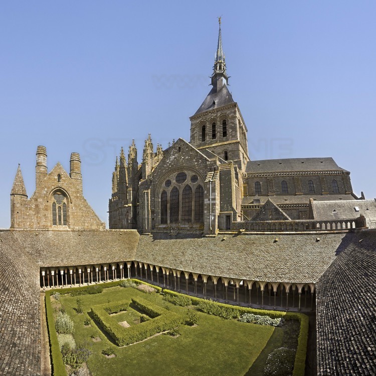Normandie - Manche (50) - Mont Saint Michel - La Merveille : Depuis le nord ouest, le cloître, le réfectoire (à gauche) et l'église abbatiale (au centre).  // France - Normandy - Manche (50) - Mont Saint Michel - La Merveille: From the northwest, the cloister, the refectory (on the left) and the abbey church (in the centre).
