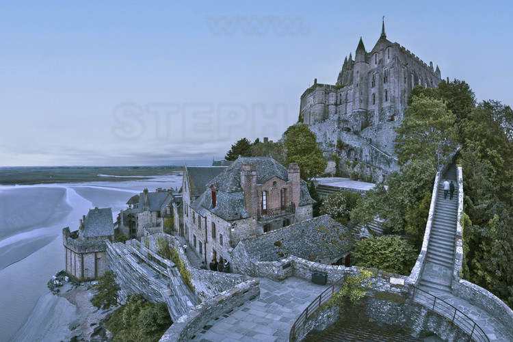 Normandie - Manche (50) - Mont Saint Michel - Le village : A l'extremite nord est du Mont du Mont, les remparts. En arriere plan a droite, le chevet de l'eglise abbatiale. // Normandy - Manche (50) - Mont Saint Michel - The village: At the north east end of Mont du Mont, the ramparts. In the background on the right, the apse of the abbey church.