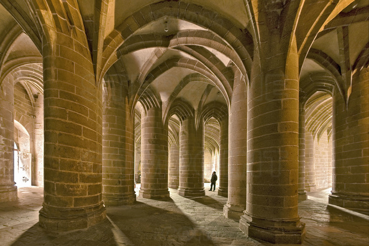 Normandie - Manche (50) - Mont Saint Michel - La Merveille : Située au second niveau de la Merveille, la crypte des Gros Piliers a été construite au XVe siècle pour soutenir le nouveau chœur de l'église abbatiale, après l'effondrement du chœur roman en 1421.