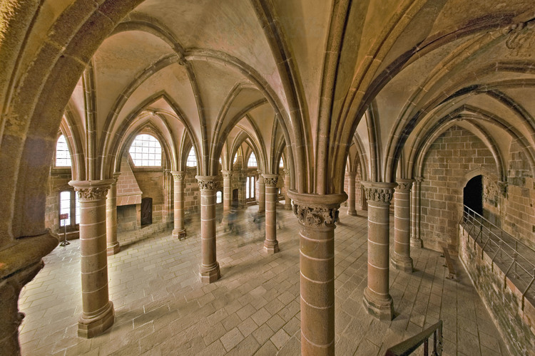 Normandie - Manche (50) - Mont Saint Michel - La Merveille : Situee au second niveau de la Merveille, la salle des Chevaliers a ete construite au XIIIe siecle. Les moines travaillent dans cette salle, de style gothique.