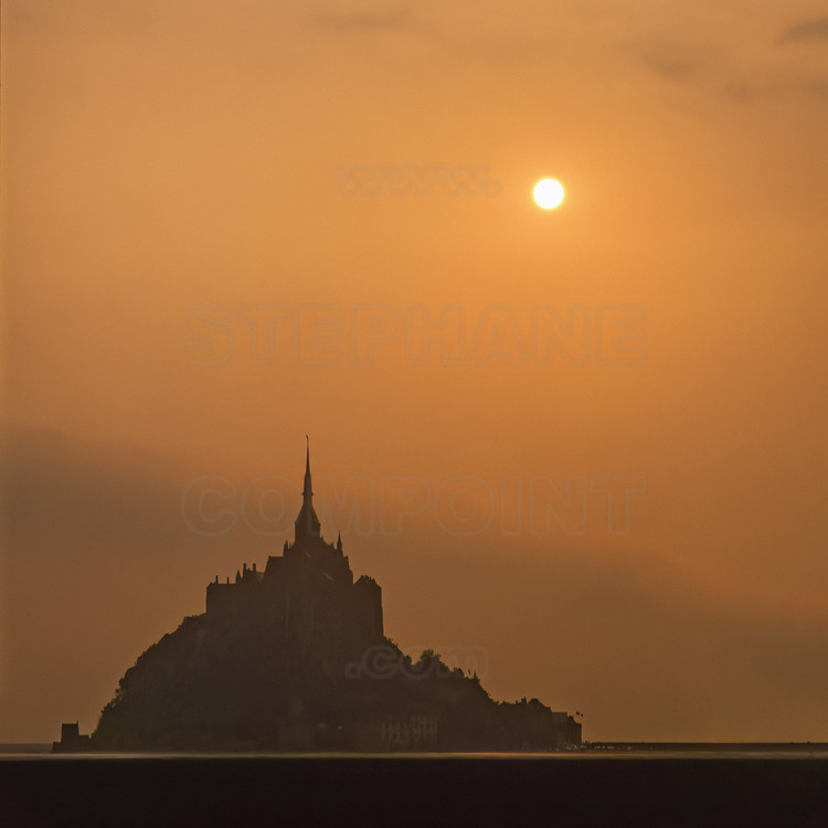 Normandie - Manche (50) - Mont Saint Michel : Vue au crépuscule depuis l'est. // France - Normandy - Manche (50) - Mont Saint Michel: View at dusk from the east.