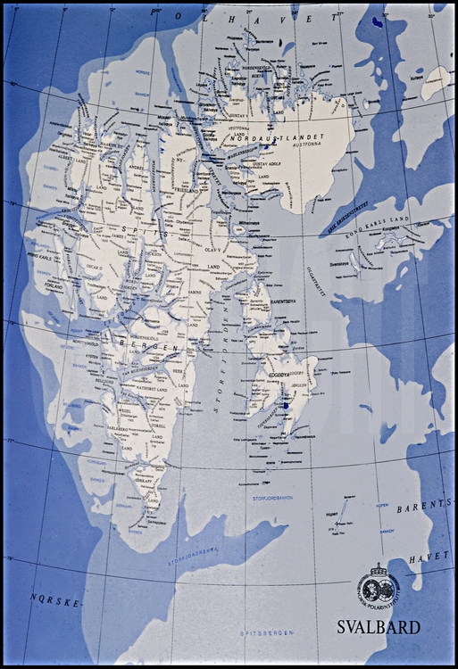 L’île de Spitzberg (à gauche) est la plus étendue de l’archipel du Svalbard, composé d’autres îles hébergeant uniquement des bases scientifiques.