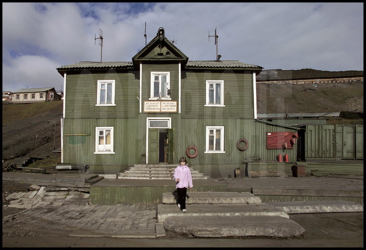 Scolarisée à Barentsburg depuis deux ans, la petite Olga nous sert de guide pour découvrir la ville. En arrière-plan, la capitainerie du port construite après la deuxième guerre mondiale dans la plus pure tradition russe.